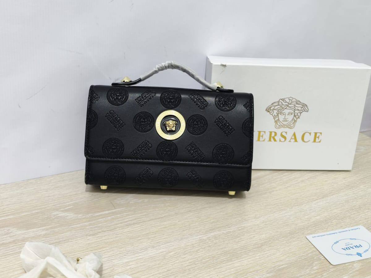 Bags

90 dhs🇦🇪

with box
🎁🎁🎁

size 23cm

Zain26
♥️♥️♥️