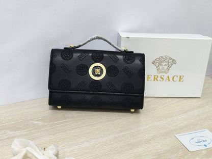 Bags

90 dhs🇦🇪

with box
🎁🎁🎁

size 23cm

Zain26
♥️♥️♥️