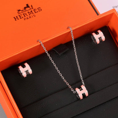 MASTER HERMES 
SET✨
NECKLACE EARRINGS.  💥💫
WITH NORMAL BOX AND PAPER BAG 
90 dhs❣️
WITH GOOD BOX AND PAPER BAG 
115 dhs❣️

Zain89
♥️♥️♥️
