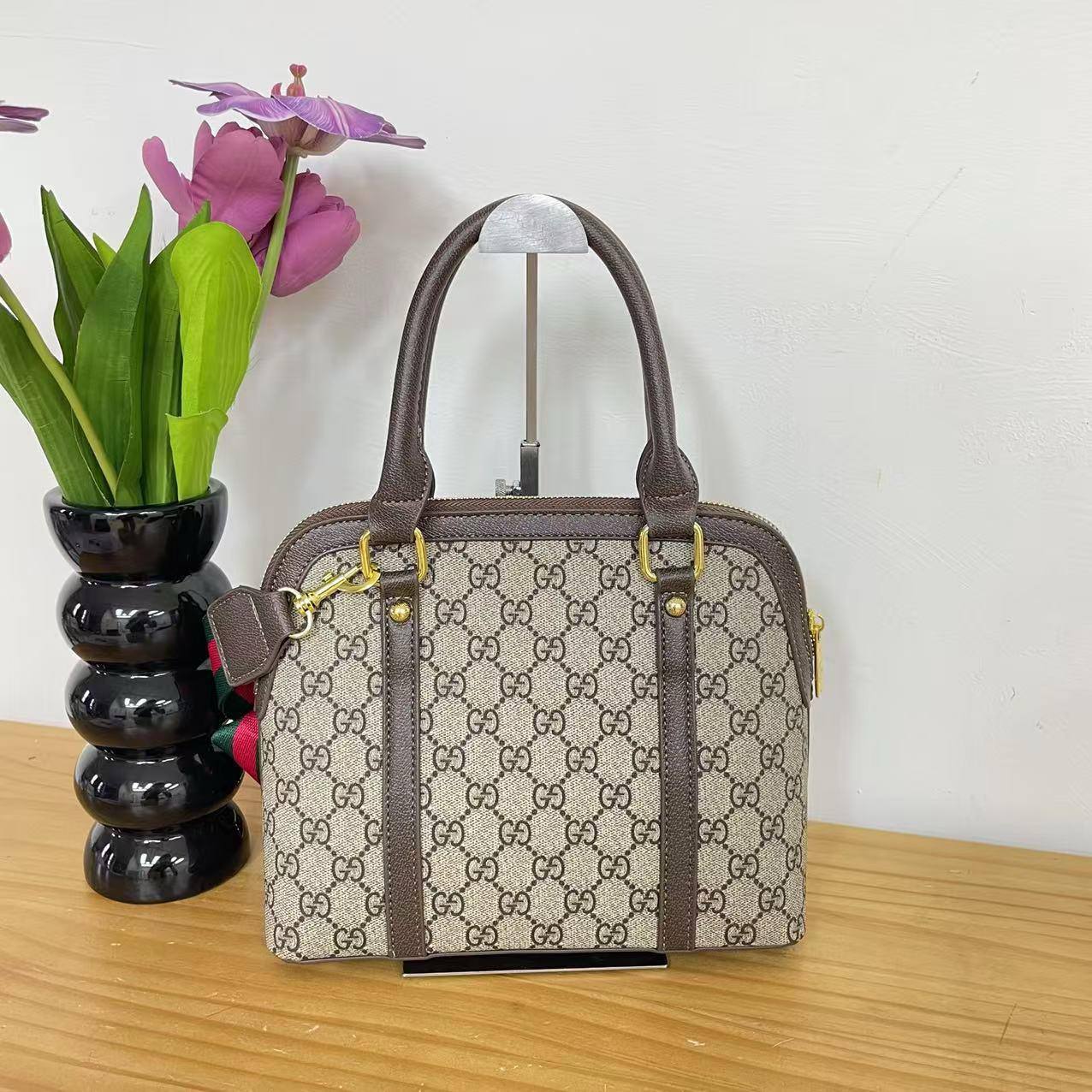 GUCCI
GOOD QUALITY 
SIZE:25.5cm
90 dhs🪙

Zain04
♥️♥️♥️