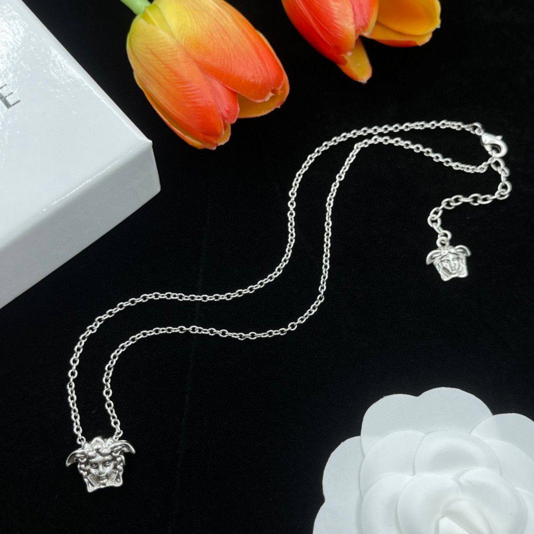 VERSACE 💫  *OFFER*
    _*Necklace*_📿

45 dhs🪙🌨️
*WITH NORMAL BOX AND 
PAPER BAG*📦
🎁🎁🎁

Zain89
♥️♥️♥️