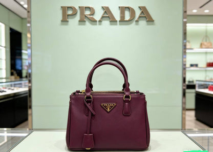 Prada
100 dhs🇦🇪
Size:25*11*18
Good quality .new

Zain07
♥️♥️♥️