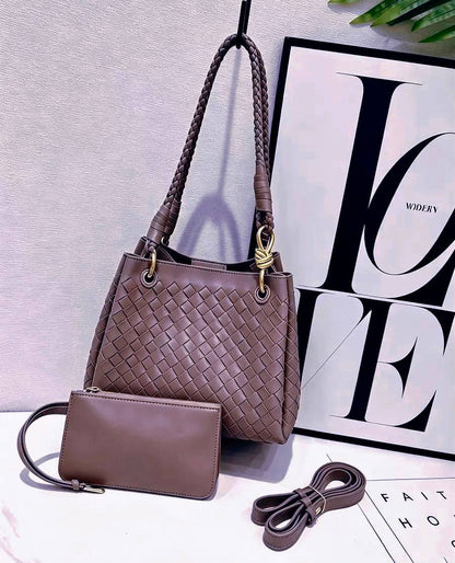BOTTEGA NEW CAME HIGH QUALITY WITH BOX 
150 dhs✅

Zain295
♥️♥️♥️