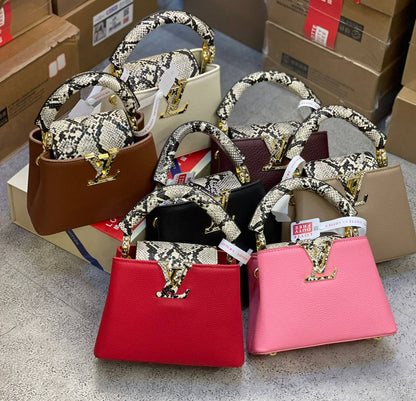 LV

with box 
🎁🎁🎁

High quality 
230 dhs✅
Size 21cm

Zain175
♥️♥️♥️