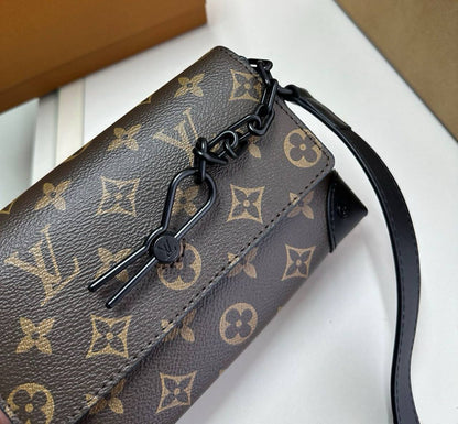 LV
 UNISEX GOOD QUALITY 
WITH BOX 
🎁🎁🎁

85 dhs✅

Zain295
♥️♥️♥️