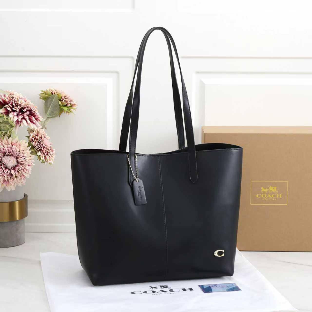 Coach

with box
🎁🎁🎁

110 dhs🪙🌨️

Zain143
♥️♥️♥️