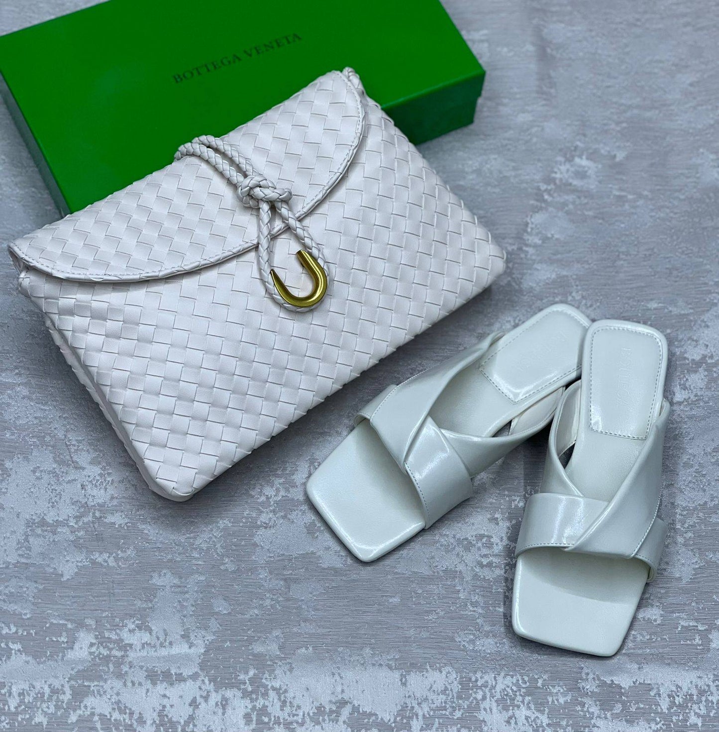 Bottega
Bag&shoes.   Set. 

150 dhs🗽
Size 36 to 41

Zain175
♥️♥️♥️