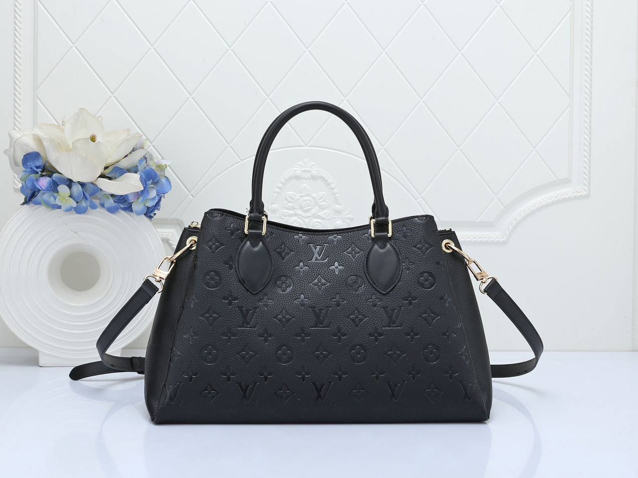 LV
NEW CAME GOOD QUALITY 
90 dhs🪙💕
SIZE: 36cm

Zain39
♥️♥️♥️