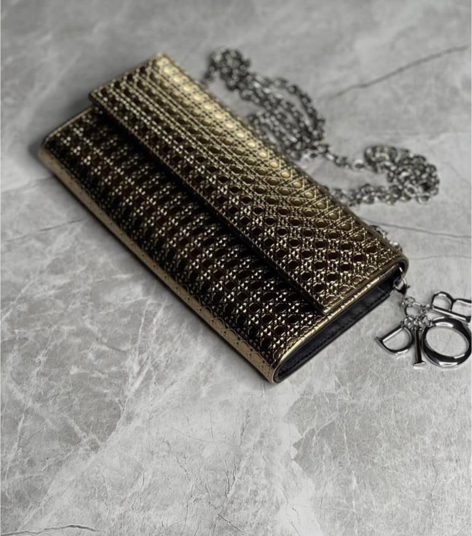 Dior
105 dhs🇦🇪🇦🇪 
with box high quality

Zain21
♥️♥️♥️