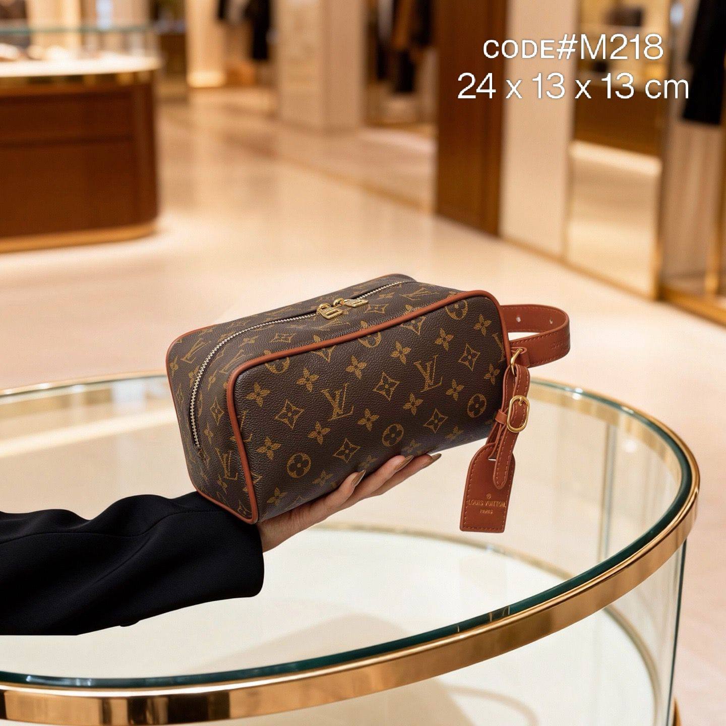 LV
ᴛᴏɪʟᴇᴛ ᴅᴏᴘᴘ ᴋɪᴛ ʜᴀɴᴅʙᴀɢ
ᴄᴀɴᴠᴀs ᴍᴏɴᴏɢʀᴀᴍ
ɢᴏʟᴅ ʜᴀʀᴅᴡᴀʀᴇ
sɪᴢᴇ: 24 cm

60 dhs🗽

Zain31
♥️♥️♥️