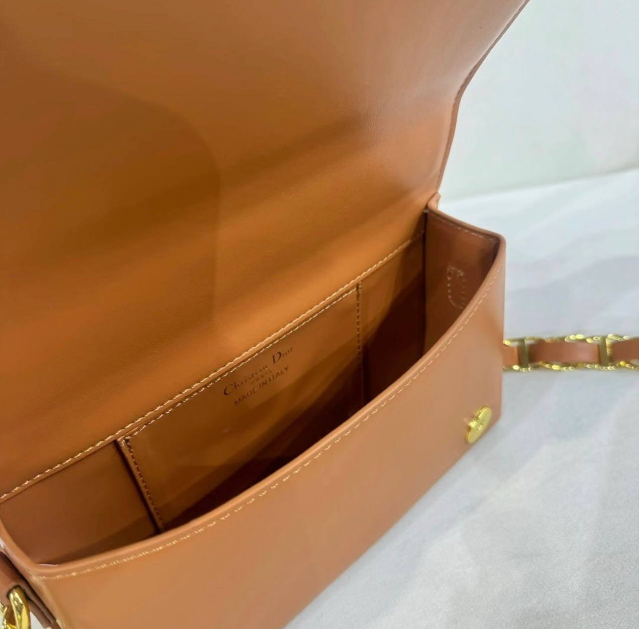 DIOR 
GOOD QUALITY 

WITH BOX 
🎁🎁🎁

95 dhs✅

Zain295
♥️♥️♥️