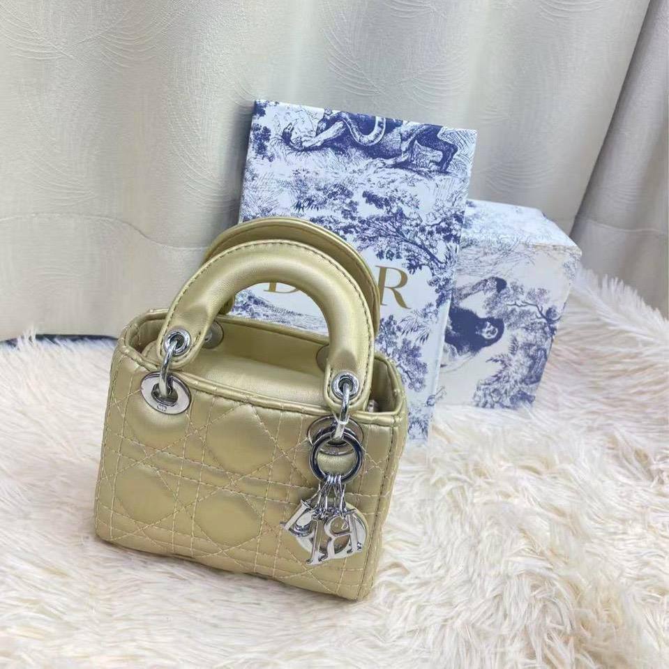 DIOR MINI SIZE 

 WITH BOX 
🎁🎁🎁

110 dhs✅
SIZE: 14 cm


Zain39
♥️♥️♥️