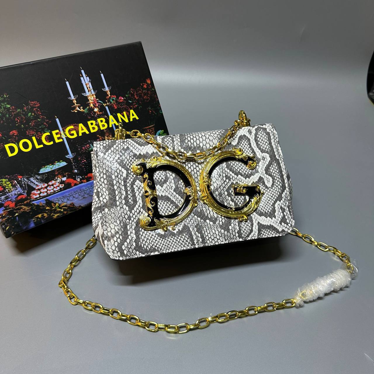 D&G
good quality 

with box 🎁🎁🎁

120 dhs✅

Zain39
♥️♥️♥️