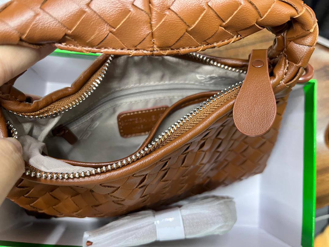 Bottega

95 dhs✅

with box
🎁🎁🎁

Zain42
♥️♥️♥️