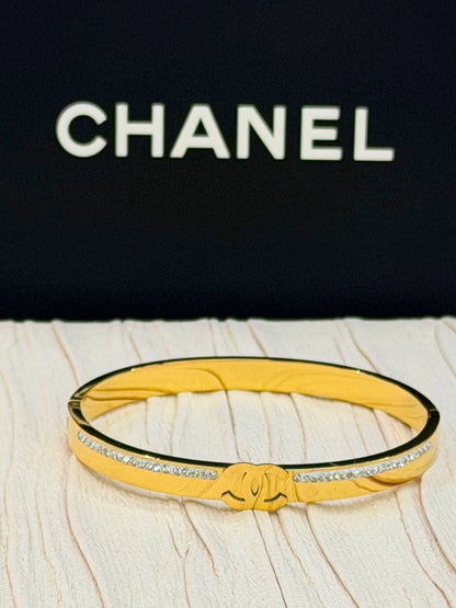 Bangle 🦋 

Stainless Steel 💯

With black boxes 
20 dhs🇦🇪🇦🇪

With brand boxes
30 dhs🇦🇪🇦🇪

Zain216
♥️♥️♥️