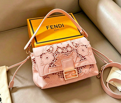 FENDI 

NEW DESIGN 

MASTER QUALITY 
WITH BOX 
295 dhs🇦🇪🇦🇪

Zain295
♥️♥️♥️