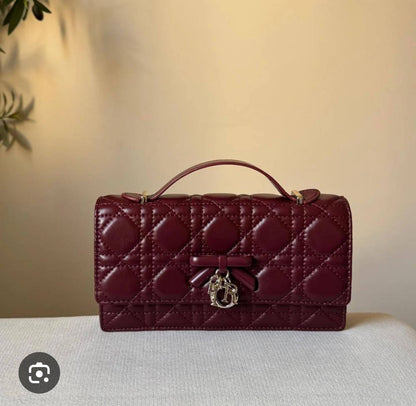 DIOR
 GOOD QUALITY 
110 dhs🇦🇪🇦🇪
WHITE BOXS 
SIZE 22 CM

Zain200
♥️♥️♥️