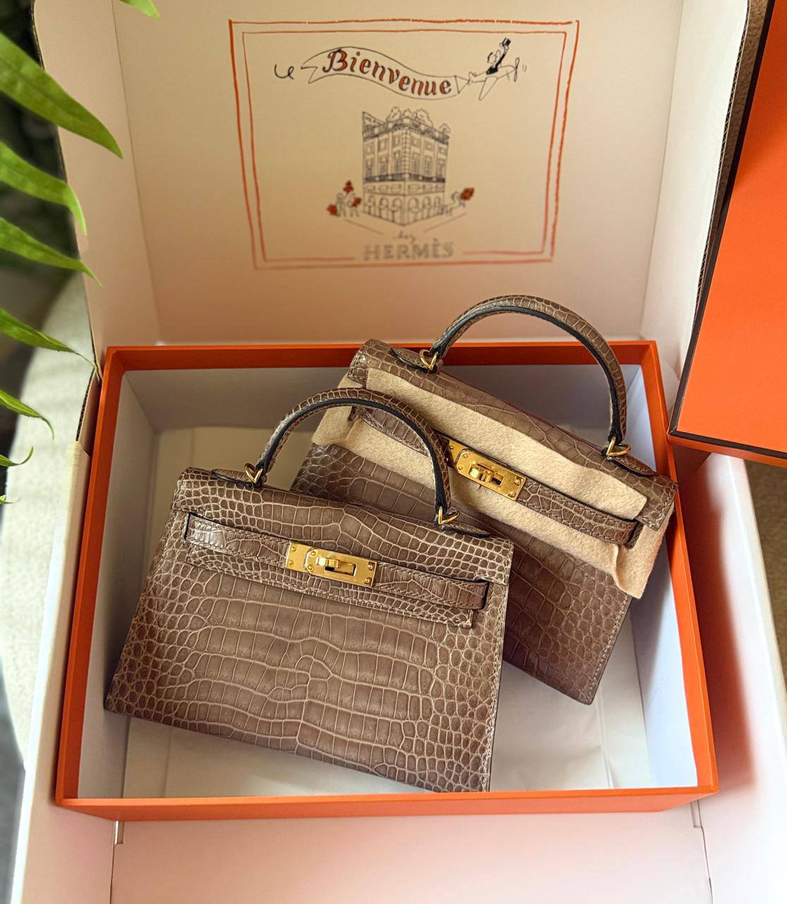 HERMES
(FULL HAND MADE )
Real crocodile 🐊 
Size *19 cm*
With original packing 🎁🎁
For Price 👇 WhatsApp✅
0568585901 
0507557372
0552275751 Owner Zain 👌

Zain246
♥️♥️♥️