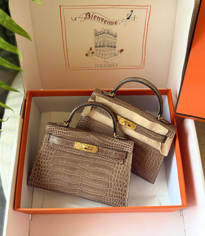 HERMES
(FULL HAND MADE )
Real crocodile 🐊 
Size *19 cm*
With original packing 🎁🎁
For Price 👇 WhatsApp✅
0568585901 
0507557372
0552275751 Owner Zain 👌

Zain246
♥️♥️♥️