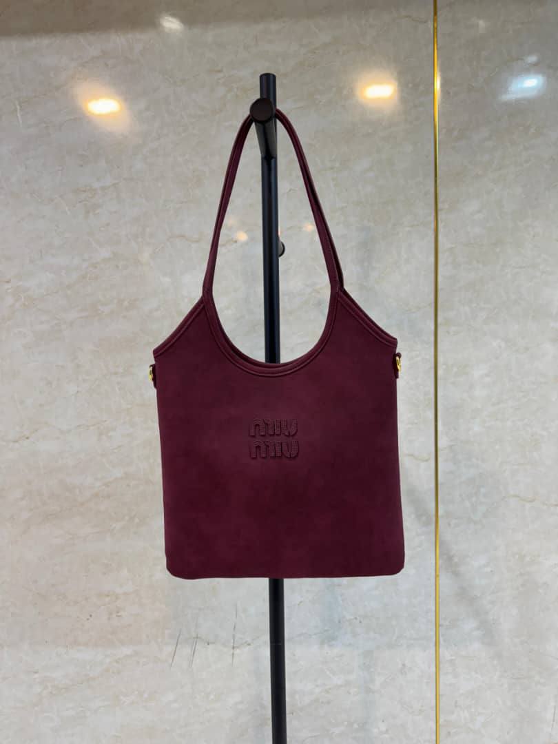 Miu Miu Tote Bag
Master quality
35cm
180 dhs🪙🖤

Zain95
♥️♥️♥️