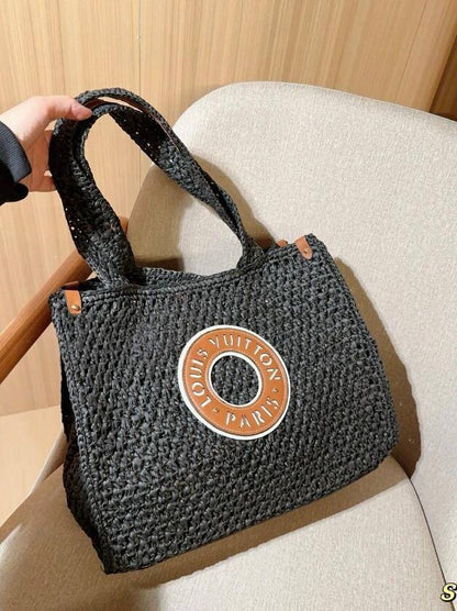 LV 
100 dhs✅
size 34×14×30cm

Zain213
♥️♥️♥️