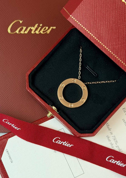 Cartier
LOVE PENDANT 
* ⁠↗️ *Super Master Quality 
* ⁠Gold , Silver & ChmpnGold all colors available 
Product description: 
18K  gold plated 
Chain length: 42cm
Outer diameter: 23.5mm
For Price 👇 WhatsApp✅
0568585901 
0507557372
0552275751 Owner Zain 👌
