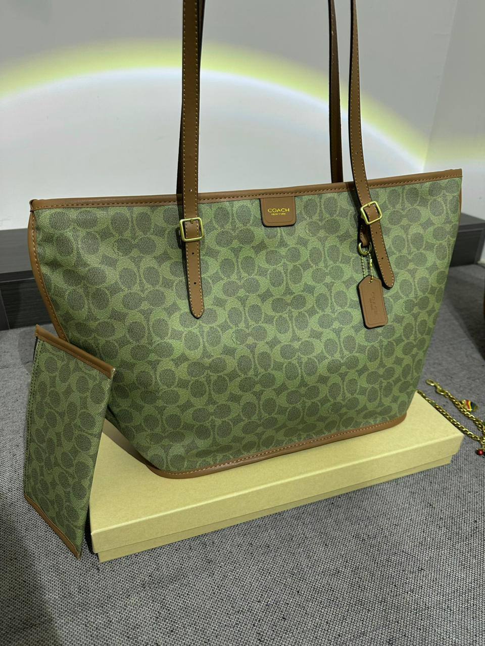 COACH
   Distribution chain
Size :   bottom34cm   
above50cm

100 dhs💓

Zain04
♥️♥️♥️