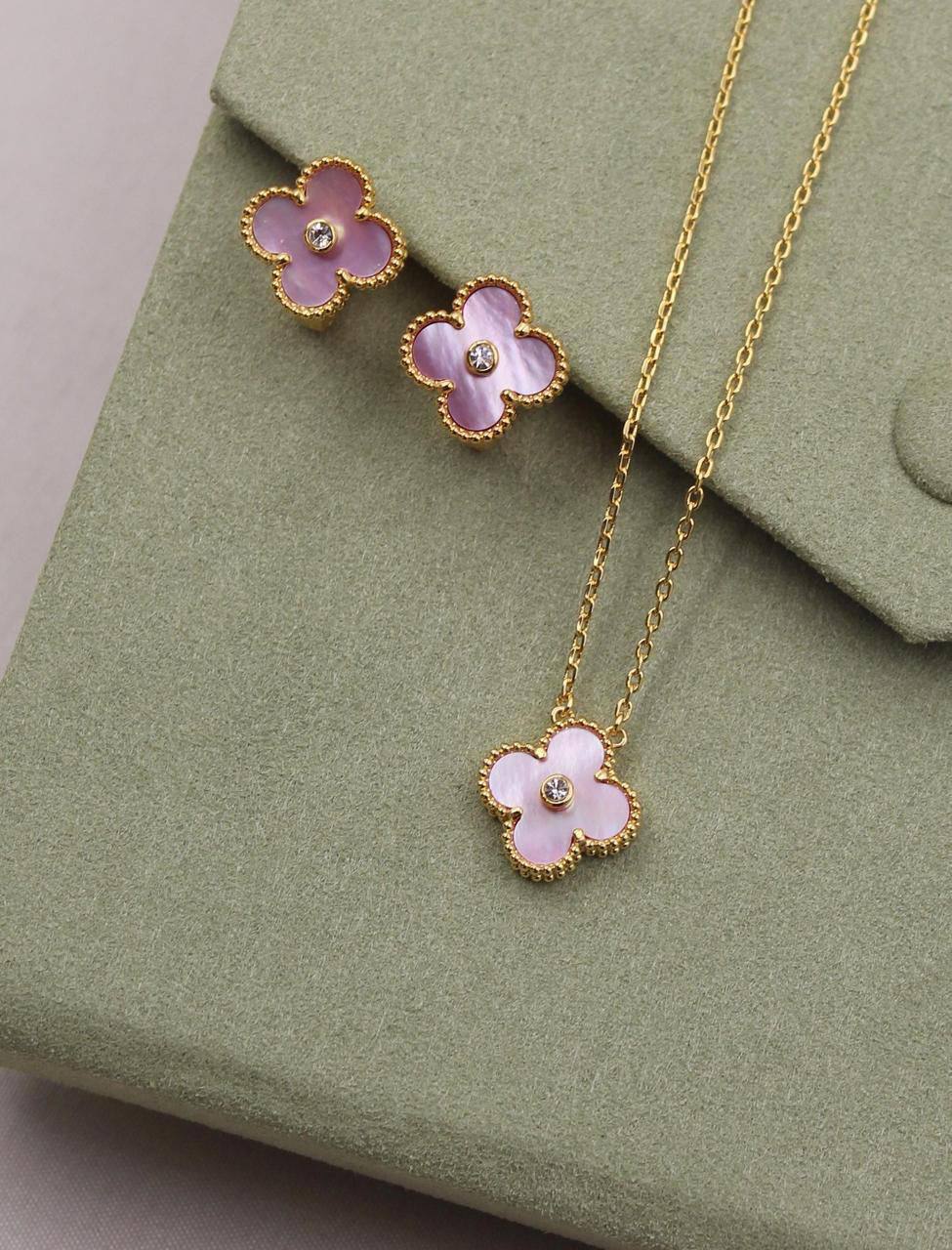 VCA ❤️‍🔥*
Necklace 💥
Earring ✨
Master quality 💯
With normal boxes 📦 
110 dhs✅
With master box 🗃️ 
130 dhs✅

Zain216
♥️♥️♥️