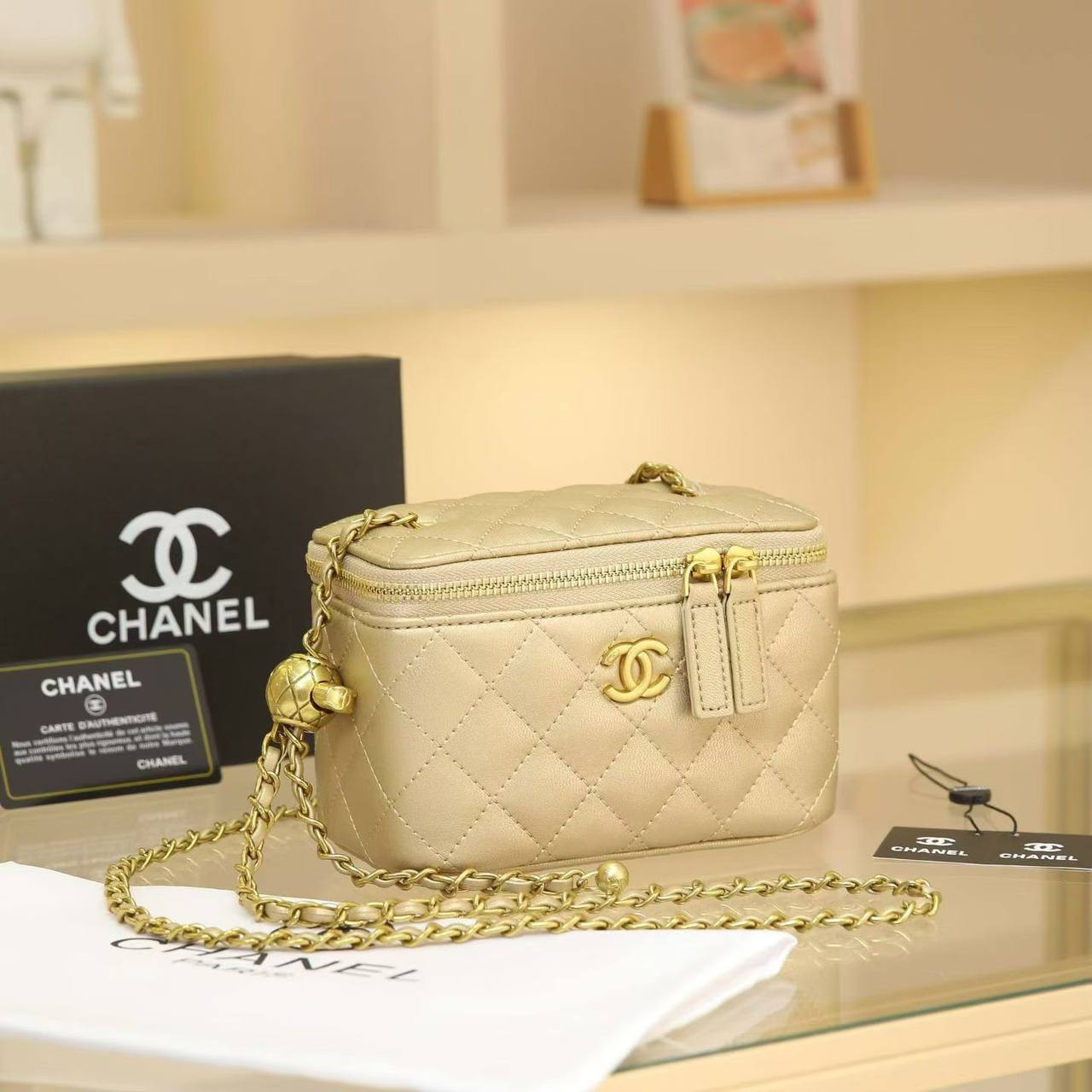 CHANEL 
16cm mirror 
100 dhs✅

with Box
🎁🎁🎁

Zain44
♥️♥️♥️