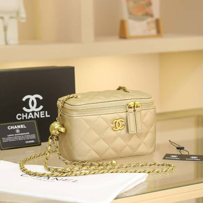 CHANEL 
16cm mirror 
100 dhs✅

with Box
🎁🎁🎁

Zain44
♥️♥️♥️