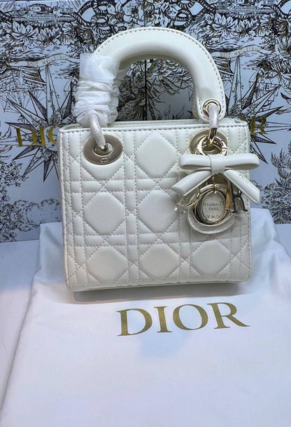Lady Dior Bag With Chain
Master quality 
17cm with box 📦 
320 dhs🇦🇪🇦🇪

Zain95
♥️♥️♥️