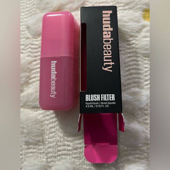 Huda beauty blush

35 dhs 

Zain36
♥️♥️♥️
