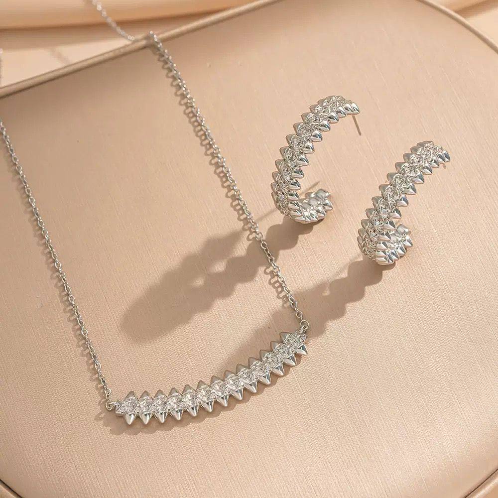 Necklace and earring Set of 2 
Offer price 

40 dhs🪙🌨️

Zain242
♥️♥️♥️