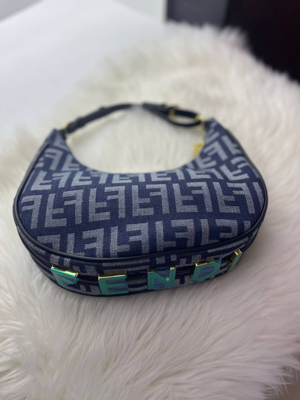 Fendi
100 dhs✅

Zain118
♥️♥️♥️
