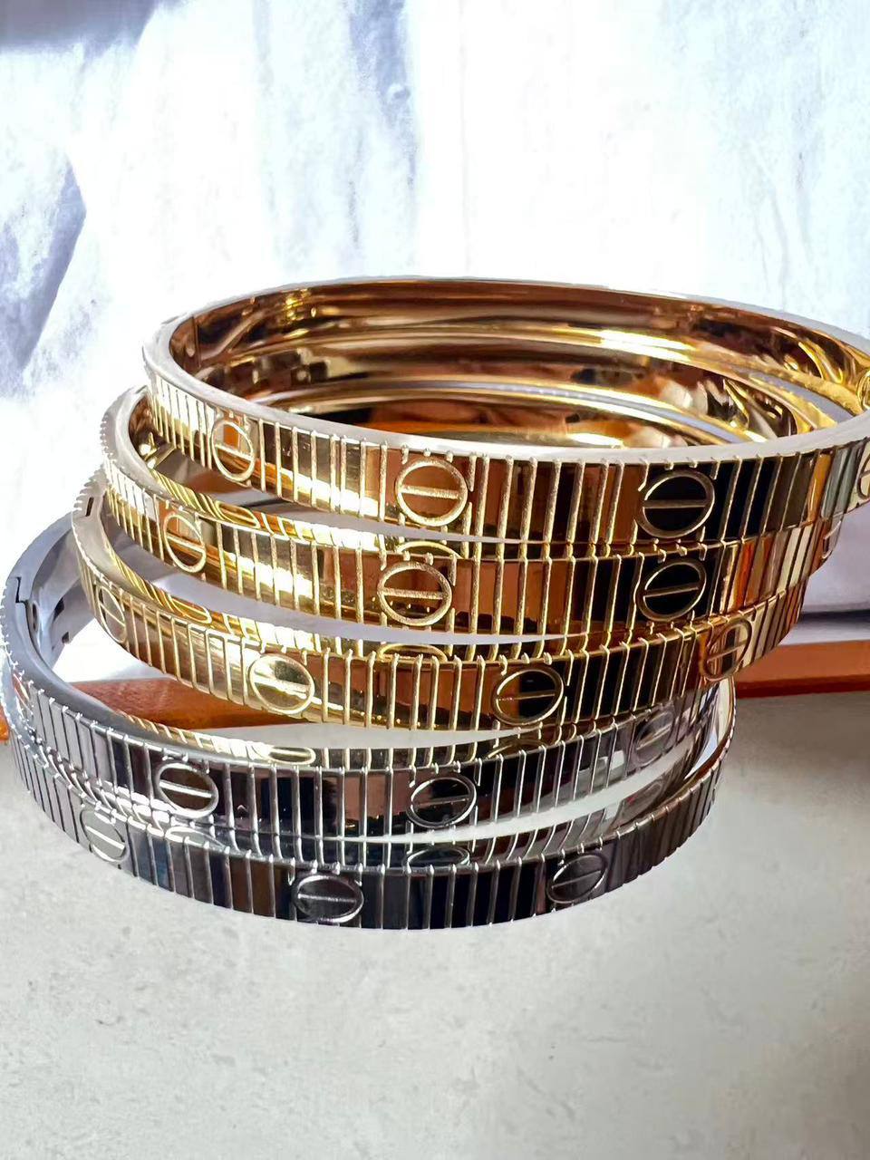 Cartier Bangle* 🤩
Stainless non tarnished 
18 size 

20 dhs🪙💚 simple box 🎁
30 dhs🪙💚 name box and bag🎁

Zain48
♥️♥️♥️