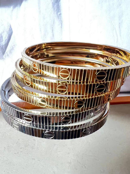 Cartier Bangle* 🤩
Stainless non tarnished 
18 size 

20 dhs🪙💚 simple box 🎁
30 dhs🪙💚 name box and bag🎁

Zain48
♥️♥️♥️