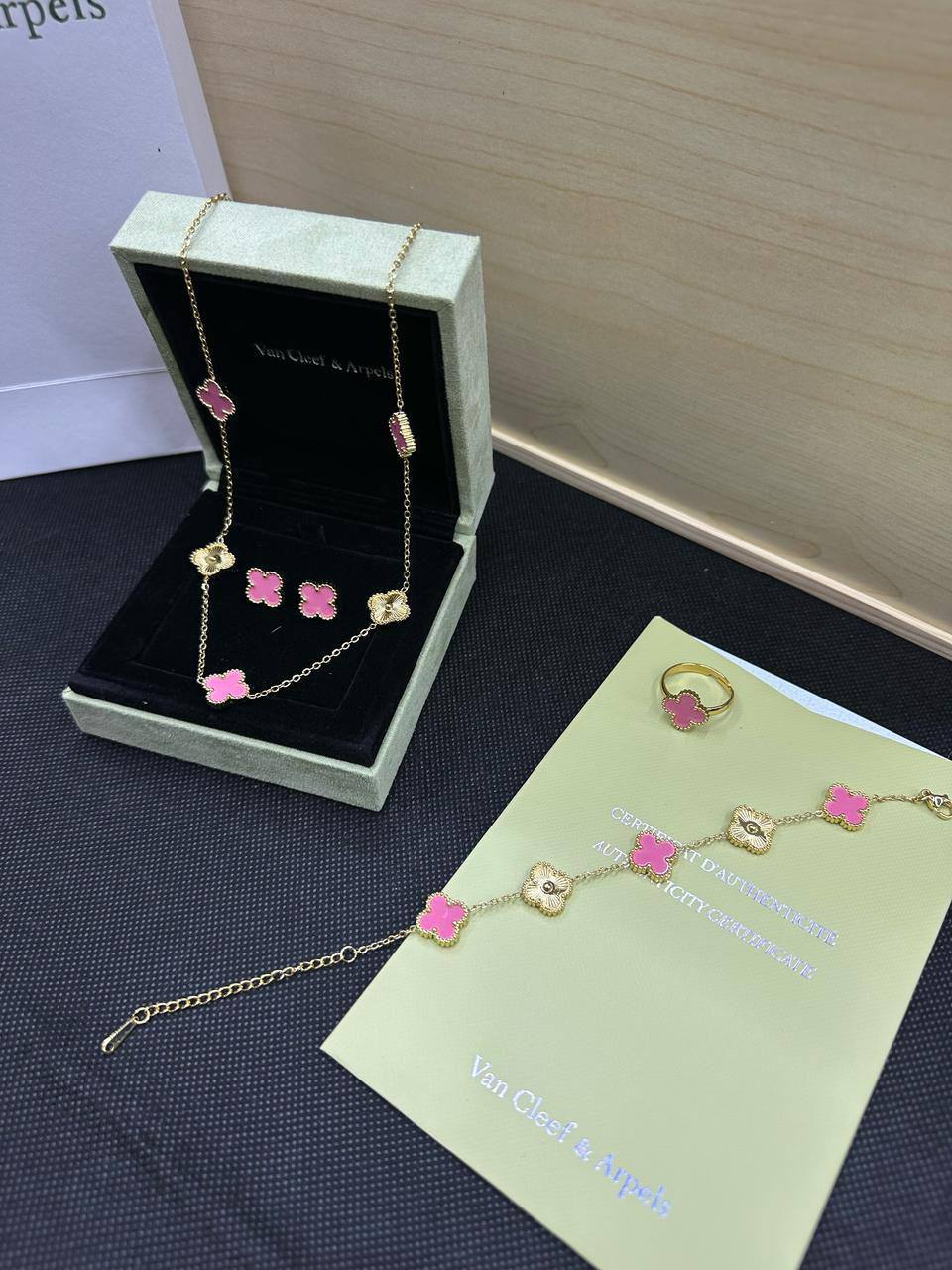 VCA SET🪸*
Stainless steel 💯
Necklace ❤️‍🩹
Earring 🌴
Ring 💍 free size
Breslat 🍁
With normal boxes 📦 
45 dhs🪙🌨️
With master boxes 📦 
70 dhs🪙🌨️

Zain216
♥️♥️♥️