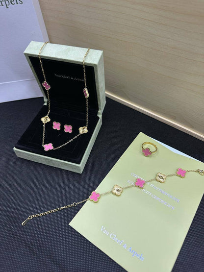 VCA SET🪸*
Stainless steel 💯
Necklace ❤️‍🩹
Earring 🌴
Ring 💍 free size
Breslat 🍁
With normal boxes 📦 
45 dhs🪙🌨️
With master boxes 📦 
70 dhs🪙🌨️

Zain216
♥️♥️♥️