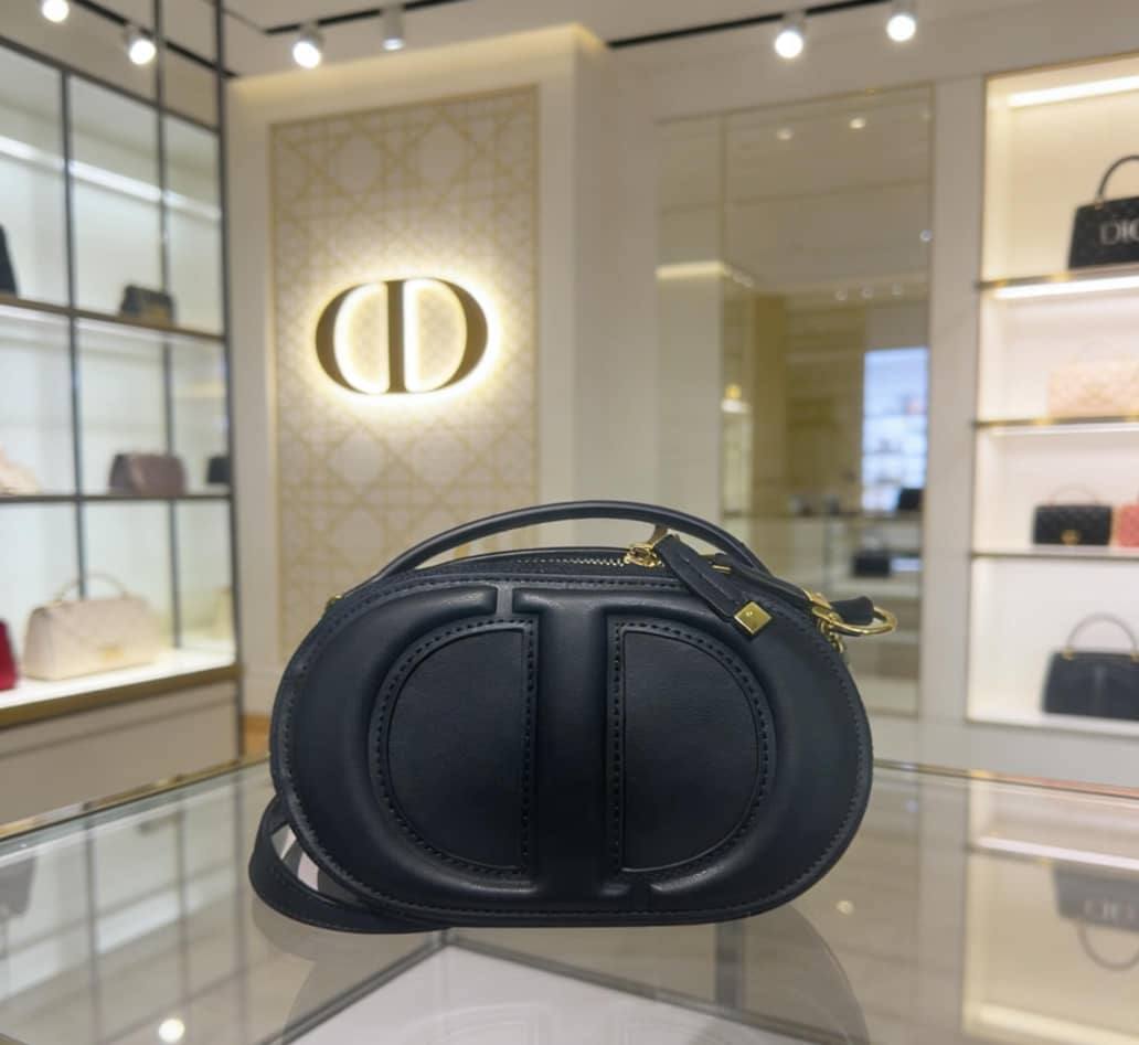 Dior
90 dhs✅
with box 🎁🎁🎁

Size:18.5/7/11.5

Zain07
♥️♥️♥️