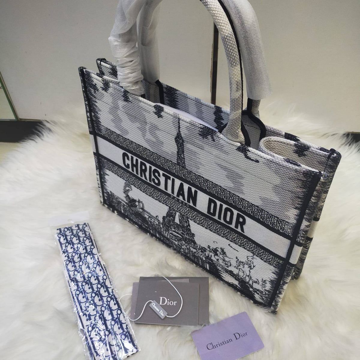 Dior

125 dhs🇦🇪🇦🇪
High quality 

Zain235
♥️♥️♥️