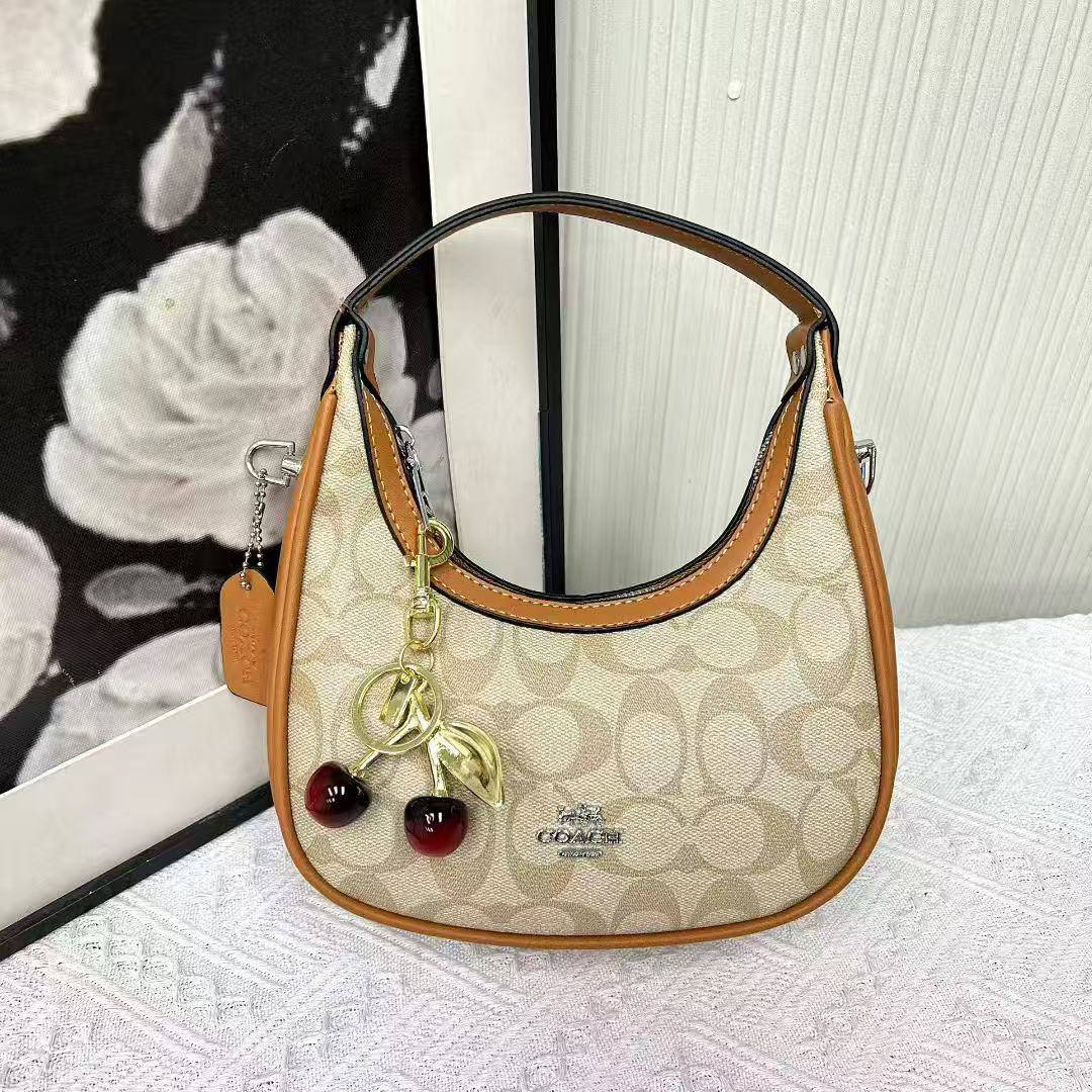 Coach
70 dhs💓

Zain232
♥️♥️♥️
