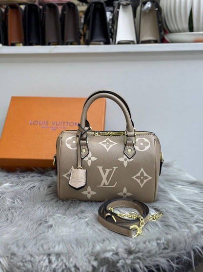 LV   
SIZE……….20cm🌷
95 dhs💛
with box✅

Zain51
♥️♥️♥️