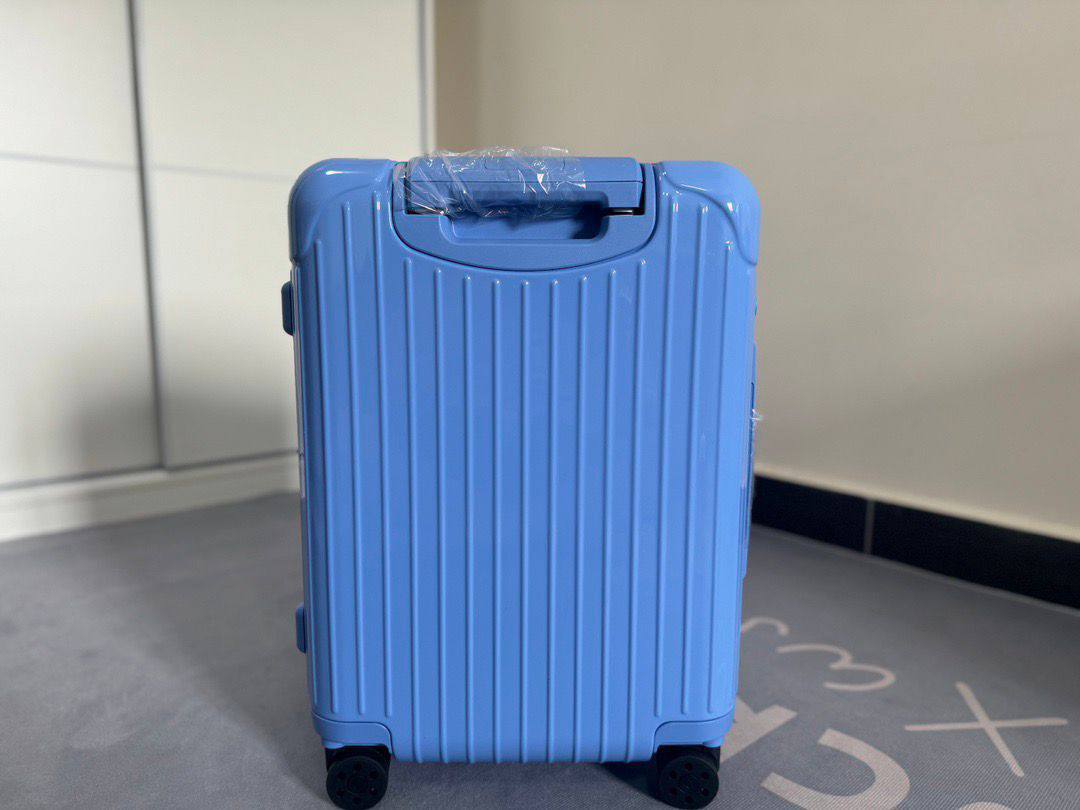 Rimowa Essential 
new came master quality 
480 dhs🌺

Zain39
♥️♥️♥️