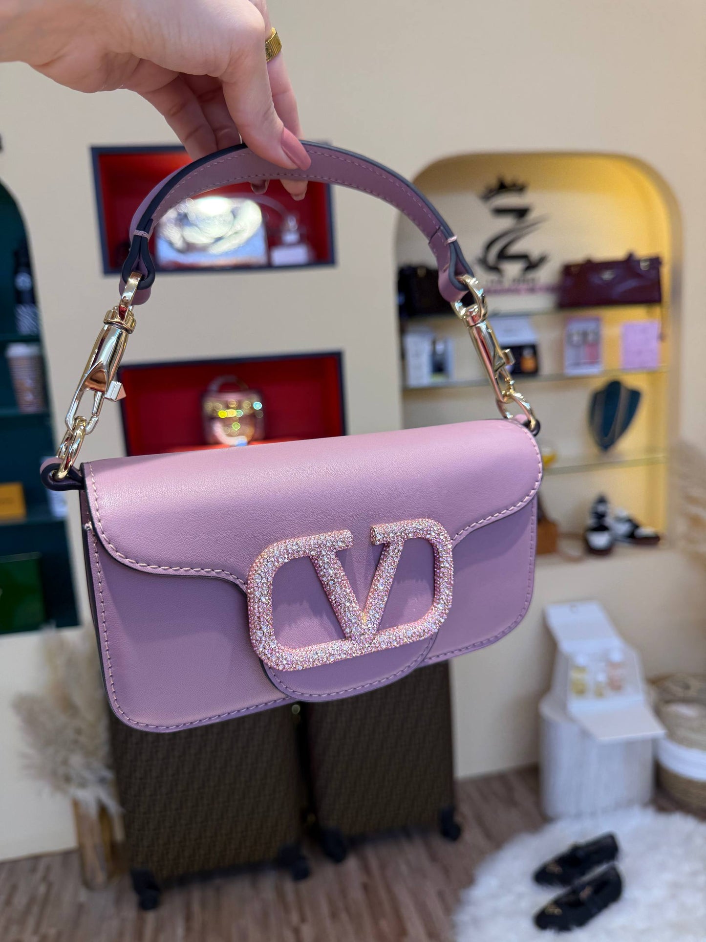 Valentino super master

900 dhs
With full package 

Zaincornerstore

اطلبوها من الوتس المثبت في الأعلى👆🏻👆🏻

تواصلو معنا 👈🏻 Zain 
For order WhatsApp pinned 👆🏻

♥️♥️♥️