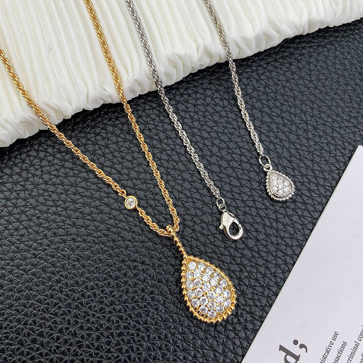 BOUCHERON 
Necklace 🦋
Earring 🐦‍🔥
Master quality 💯
With normal boxes 📦 
85 dhs🇦🇪🇦🇪

With master box 🗃️ 
200 dhs🇦🇪🇦🇪

Zain216
♥️♥️♥️