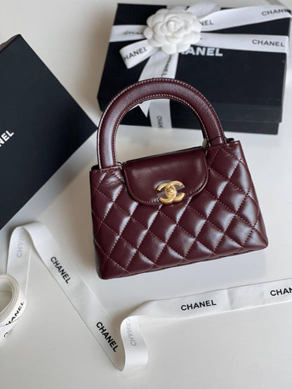 Chanel 
good quality, 
comes with box, 
🎁🎁🎁

size... 19* 13 cm 
90 dhs❣️

Zain12
♥️♥️♥️