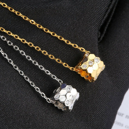 CHAUMET
Necklace 🍂
* Master 🍃

45 dhs🪙💕
With Black box 🎁

Zain263
♥️♥️♥️