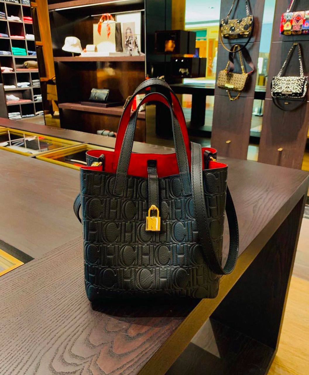 CH
100 dhs✅
size：22cm 
Good-quality 


with box
🎁🎁🎁

Zain35
♥️♥️♥️
