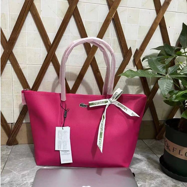 Lacoste
50 dhs✅
size 46×28×12cm

Zain42
♥️♥️♥️