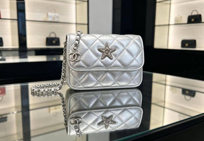Chanel
105 dhs✅

with box
🎁🎁🎁

Size:16*12*6

Zain07
♥️♥️♥️